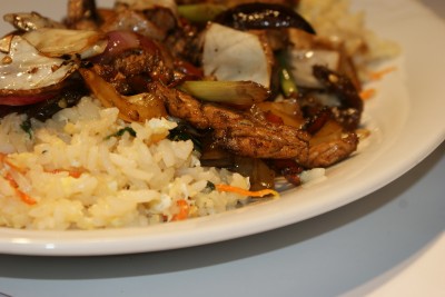 pui la wok cu alune si orez cu ou 02