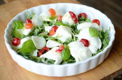 Salată de mozzarella cu fructe