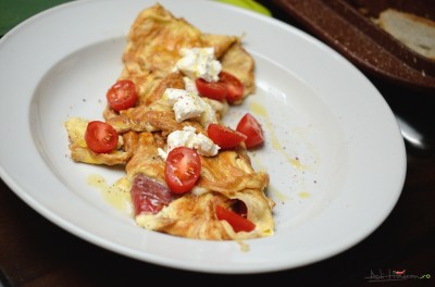 Omletă cu bresaola și mozzarella