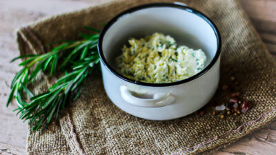 cremă de unt cu usturoi