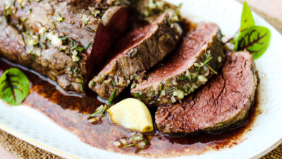 servire mușchi de vită în sos de vin roșu