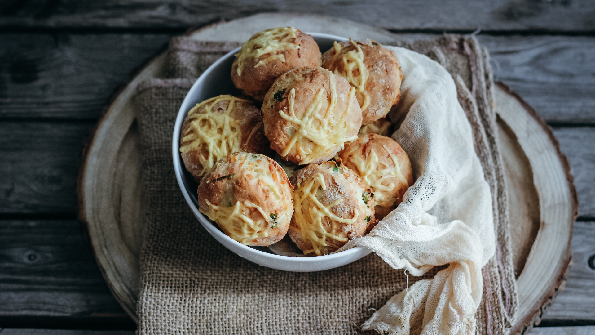 Scones cu ceapa verde