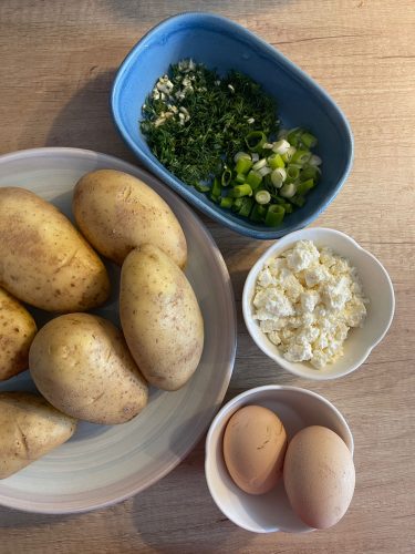 ingrediente pentru Cartofi noi cu verdeață și telemea și ouă ochiuri 