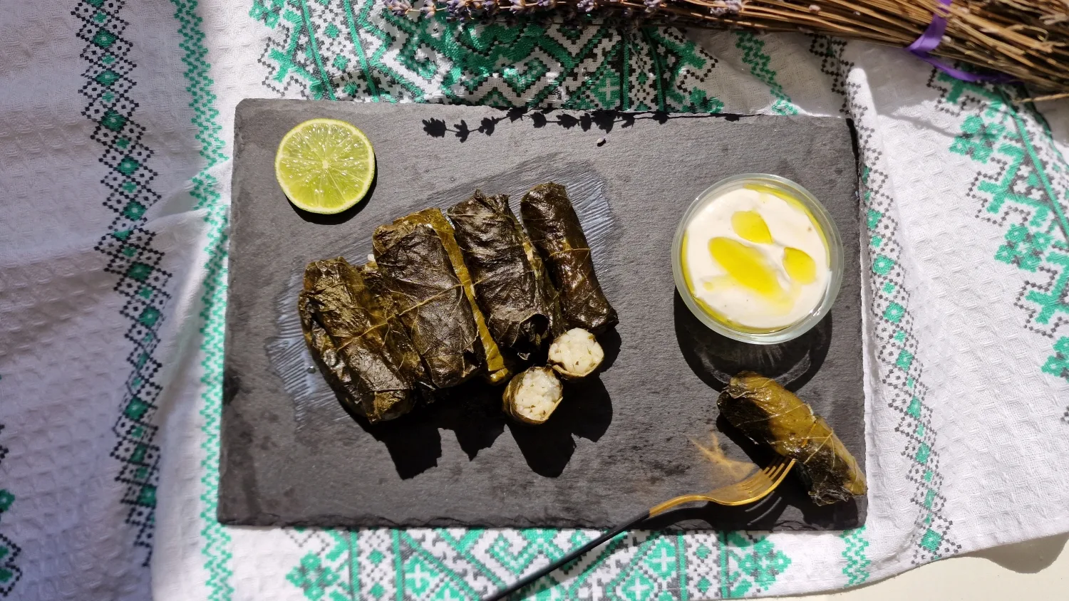 Sărmăluțe cu orez sau dolmades