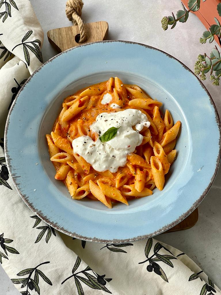 paste cu sos roze și buratta