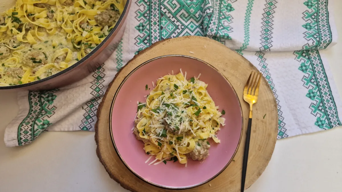 tagliatelle cu sos și chifteluțe