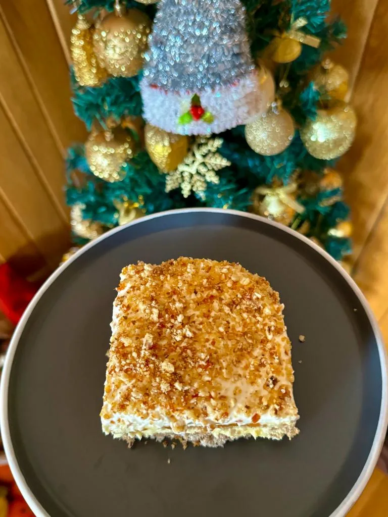 servire prăjitură cu nucă