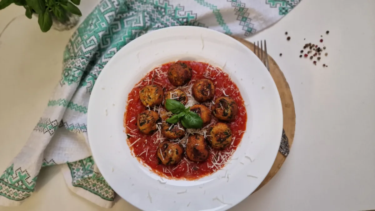 Chifteluțe de ricotta cu sos de roșii