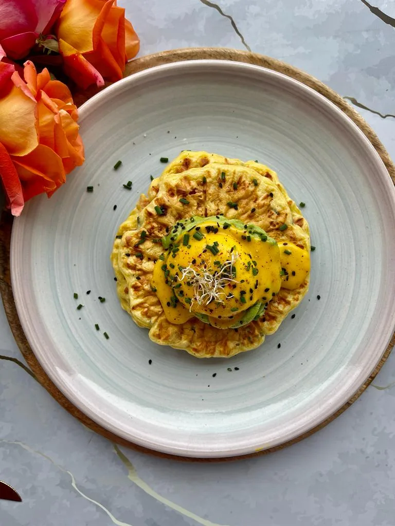 Waffles cu somon afumat, ou poșat și sos olandez