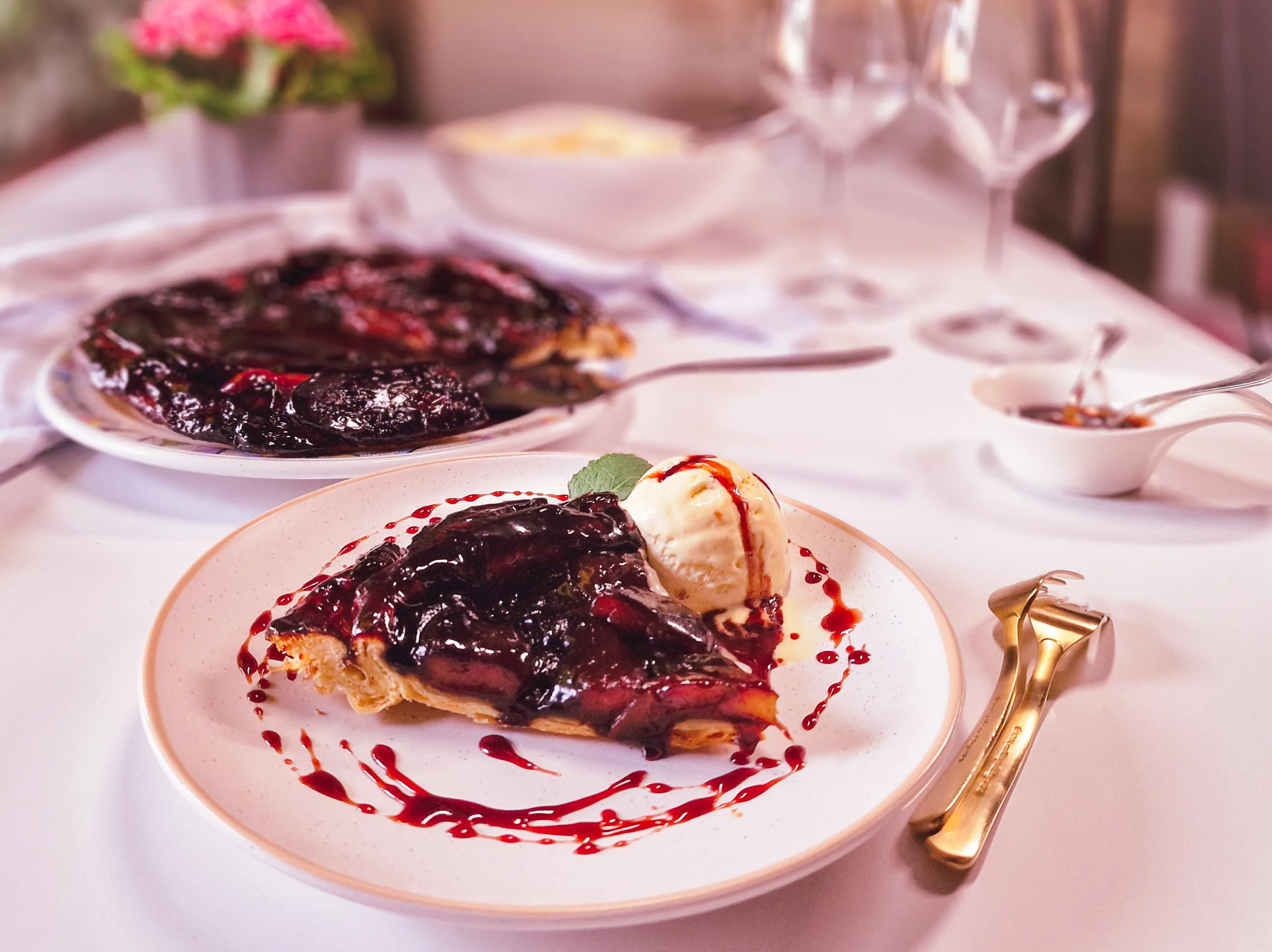 Tarte Tatin de sărbătoare cu pere poșate în vin
