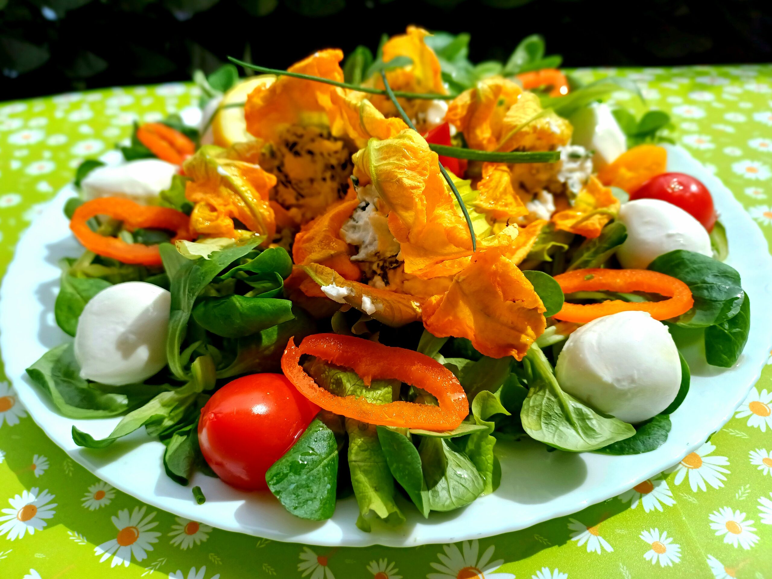 Salată cu flori de dovlecei umplute cu brânză ricotta