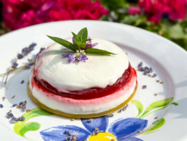 Panna cotta cu lavandă și zmeură