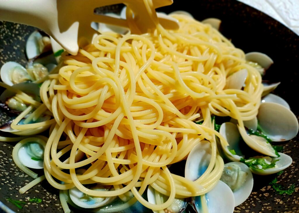 Spaghetti fierte adăugat peste scoici