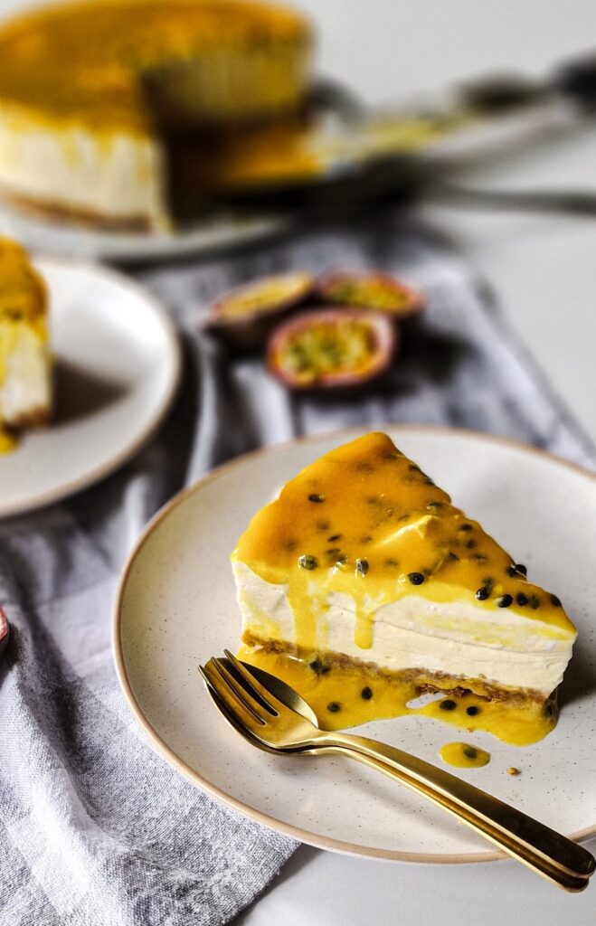 servire cheesecake cu fructul pasiunii