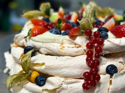 Pavlova cu crema de rodie