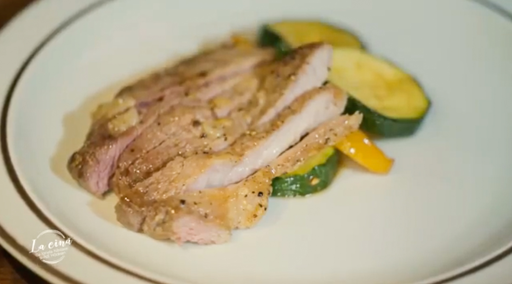 Carne de porc cu dovlecei și piersici din compot – o rețetă rapidă cu gust de acasă
