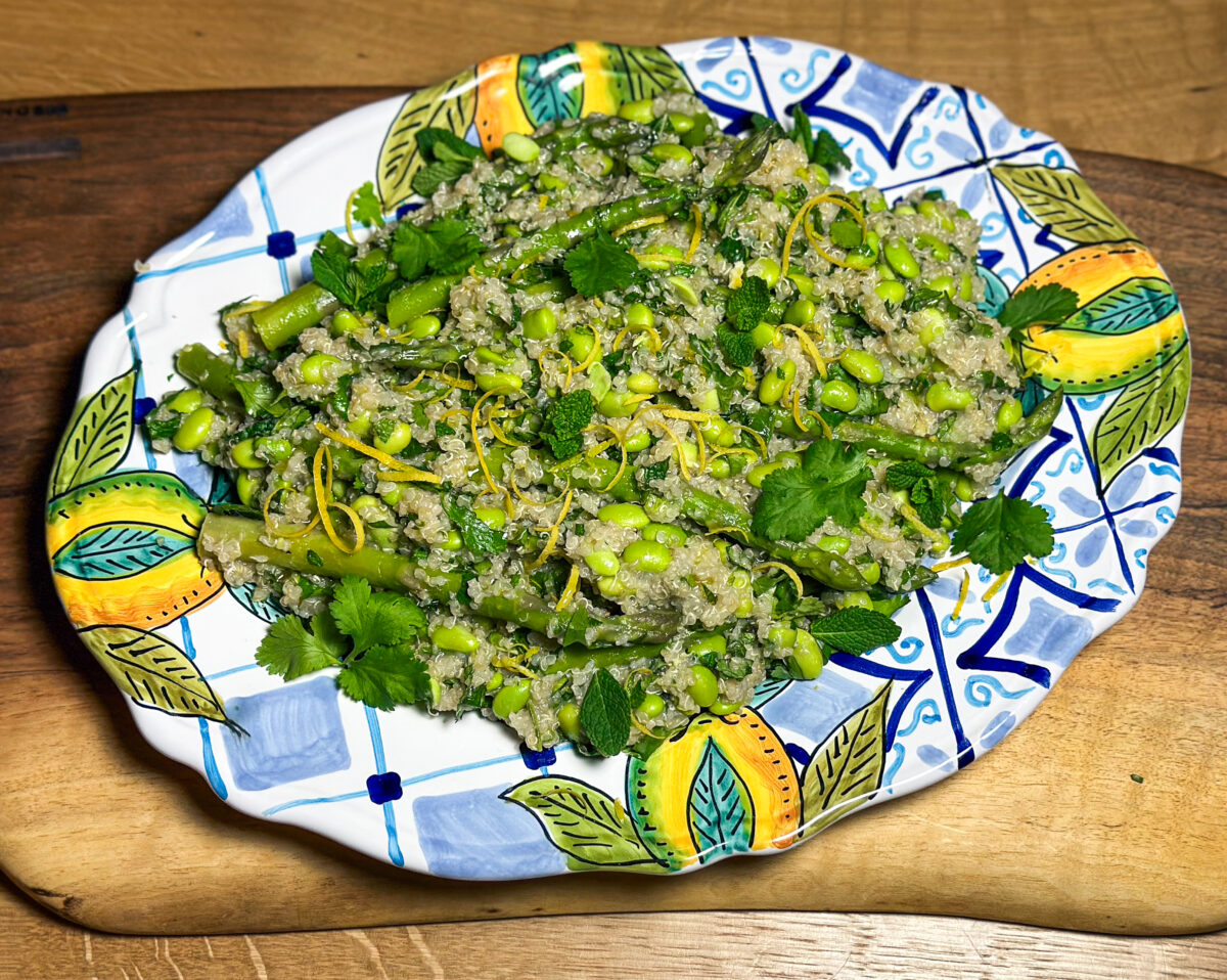Salată de quinoa cu sparanghel, boabe de soia și lămâie