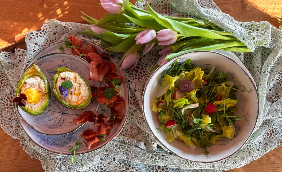 Ouă coapte în avocado cu bacon crocant și verdețuri