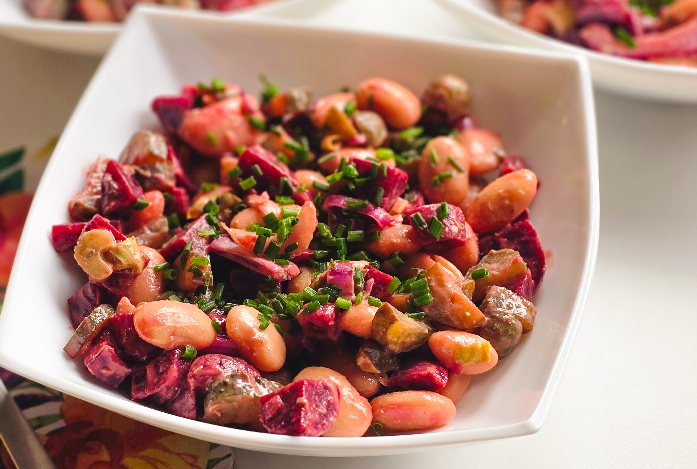 Salată de fasole şi sfeclă roșie