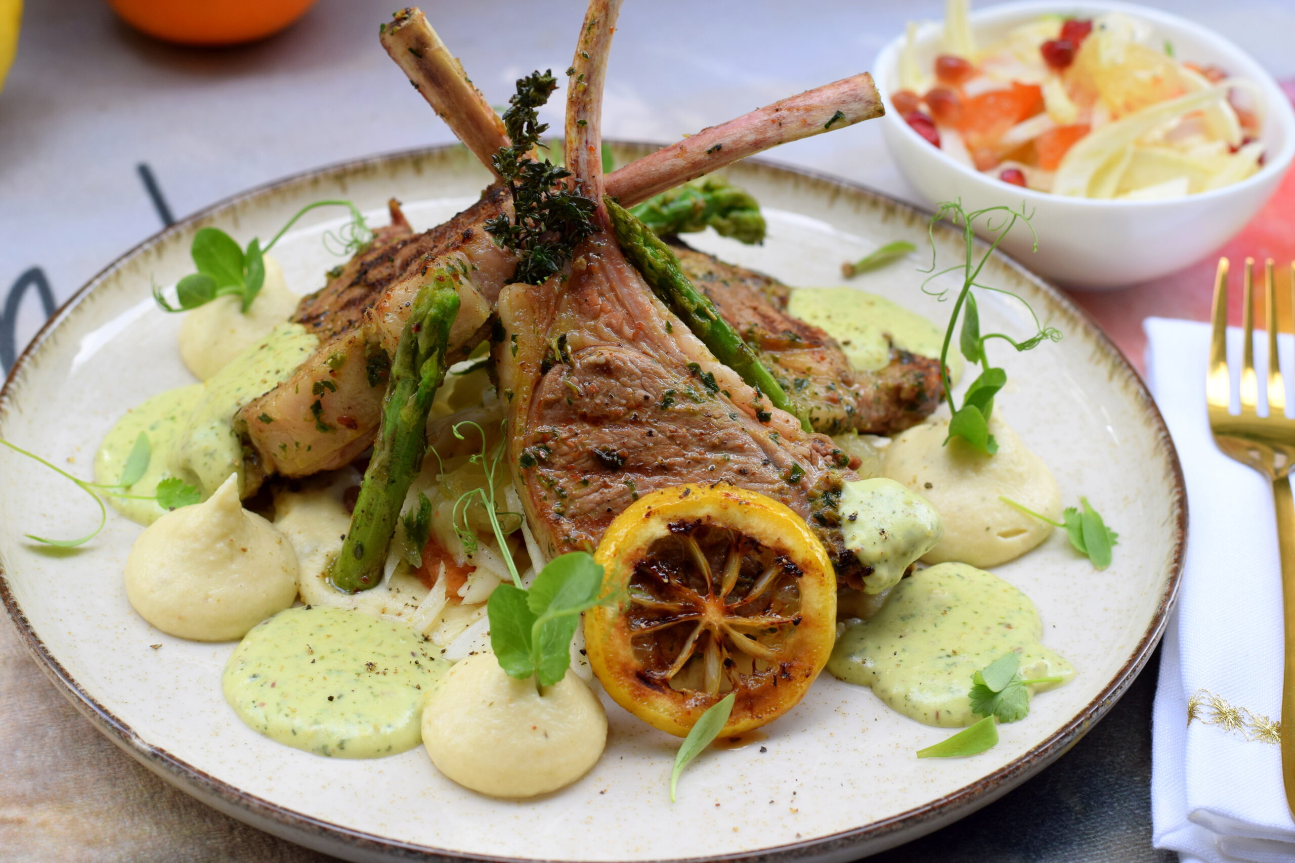 Cotlete de berbecuț – fragede și aromate