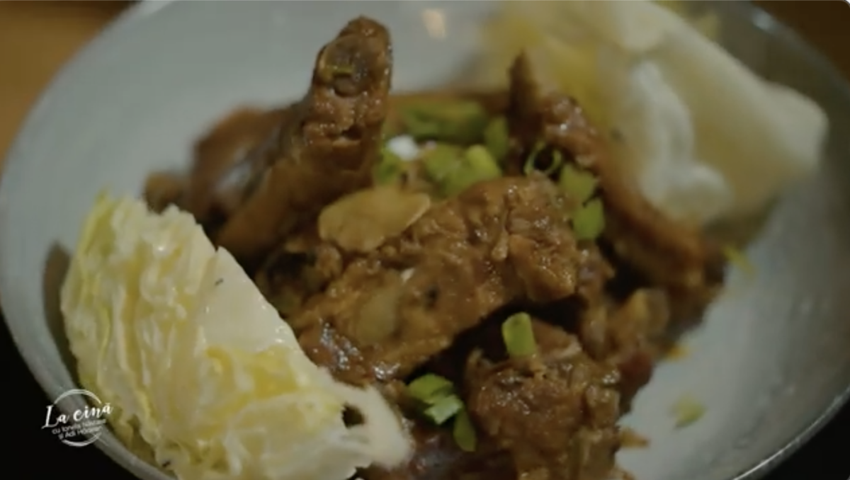 Scăricică de porc cu mirodenii și salată iceberg