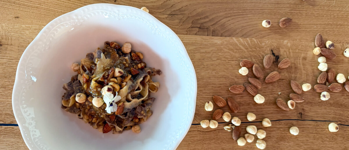 1. Coperta tăieței cu nucă