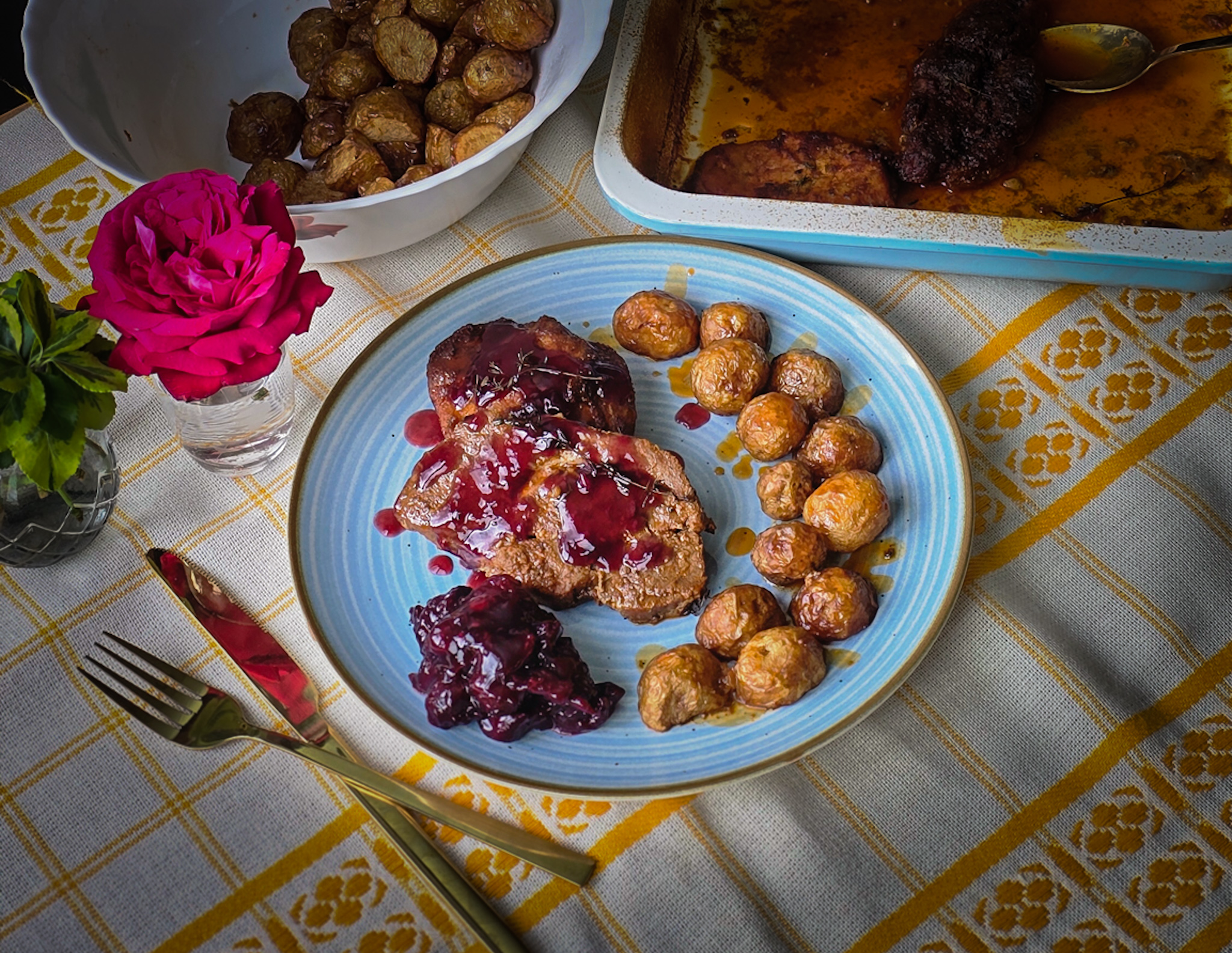 Friptură de porc la tavă cu sos de vișine