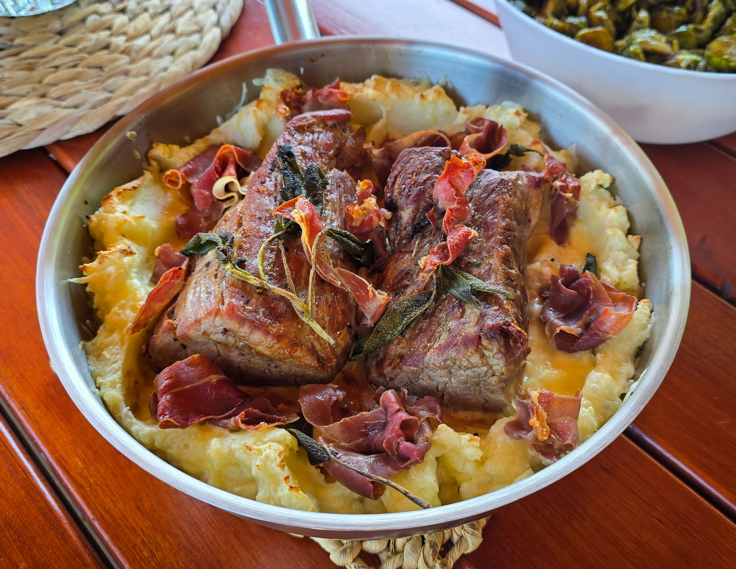 Graten cu mușchiuleț de porc și piure