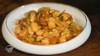 servire fasole albă cu cârnați