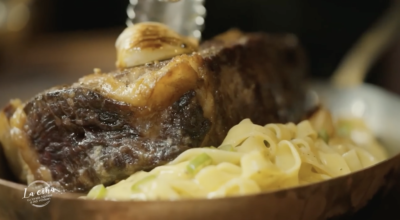 servire Vită cu tagliatelle și sos de unt cu trufe 