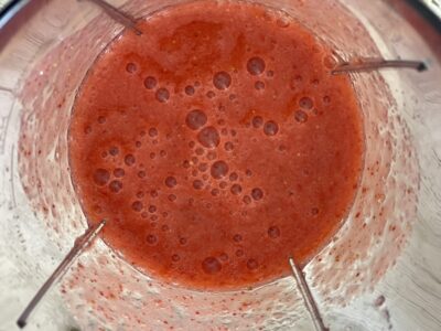 pregatire capsuni pentru Strawberry Whisper – Mousse de Căpșuni și Ciocolată Albă