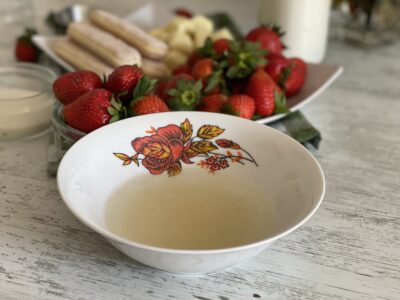 preparare gelatina pentru Strawberry Whisper – Mousse de Căpșuni și Ciocolată Albă