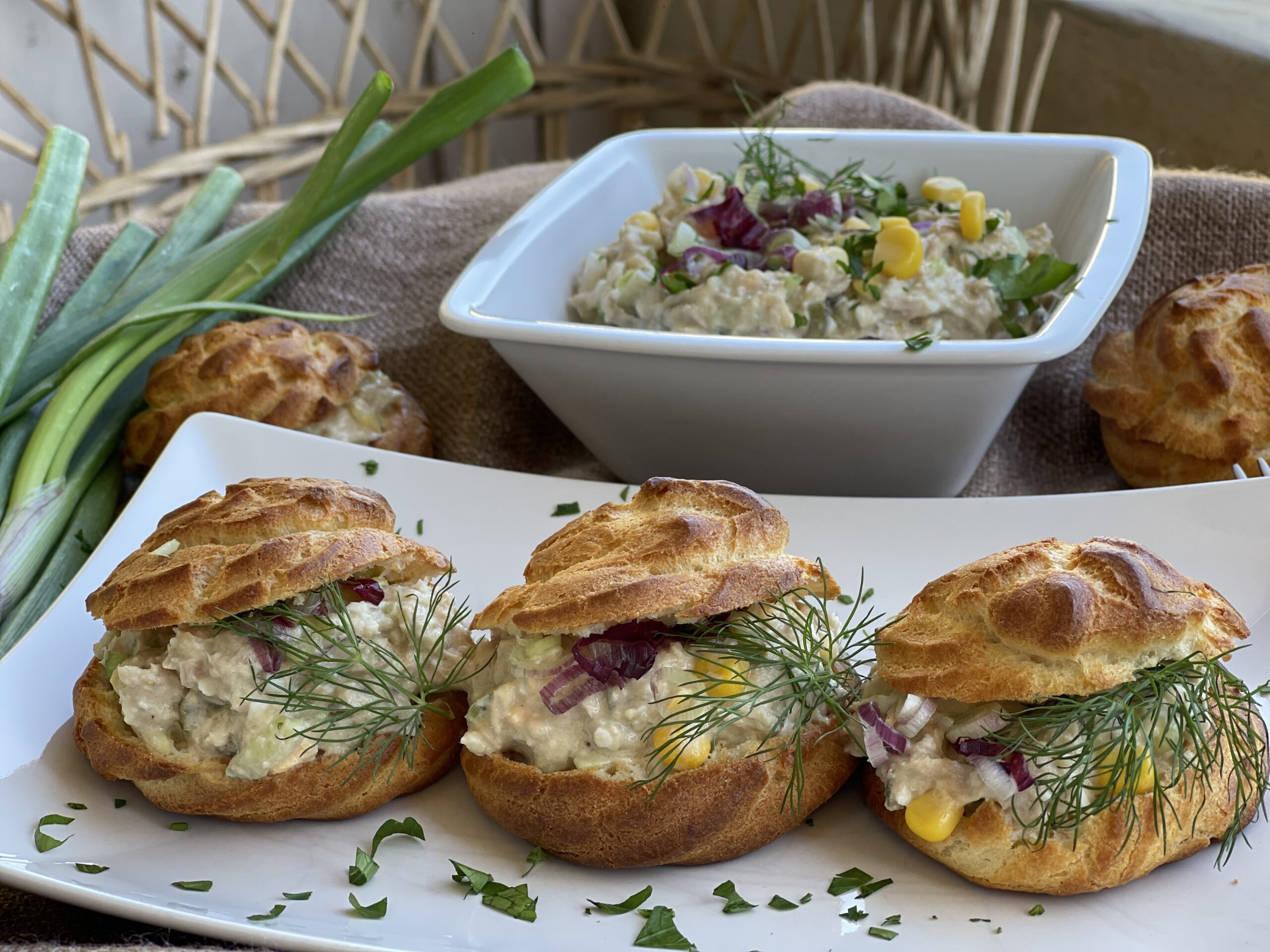 Choux cu salată de ton, ouă și legume