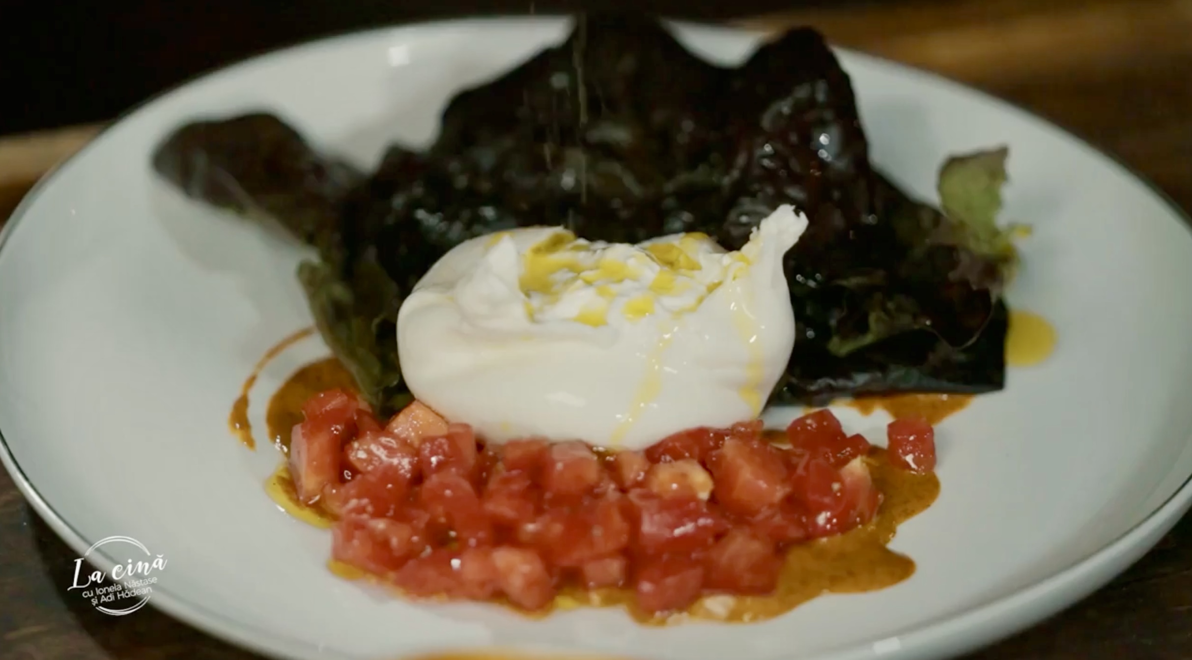 Salată cu burrata și dressing de ardei copt