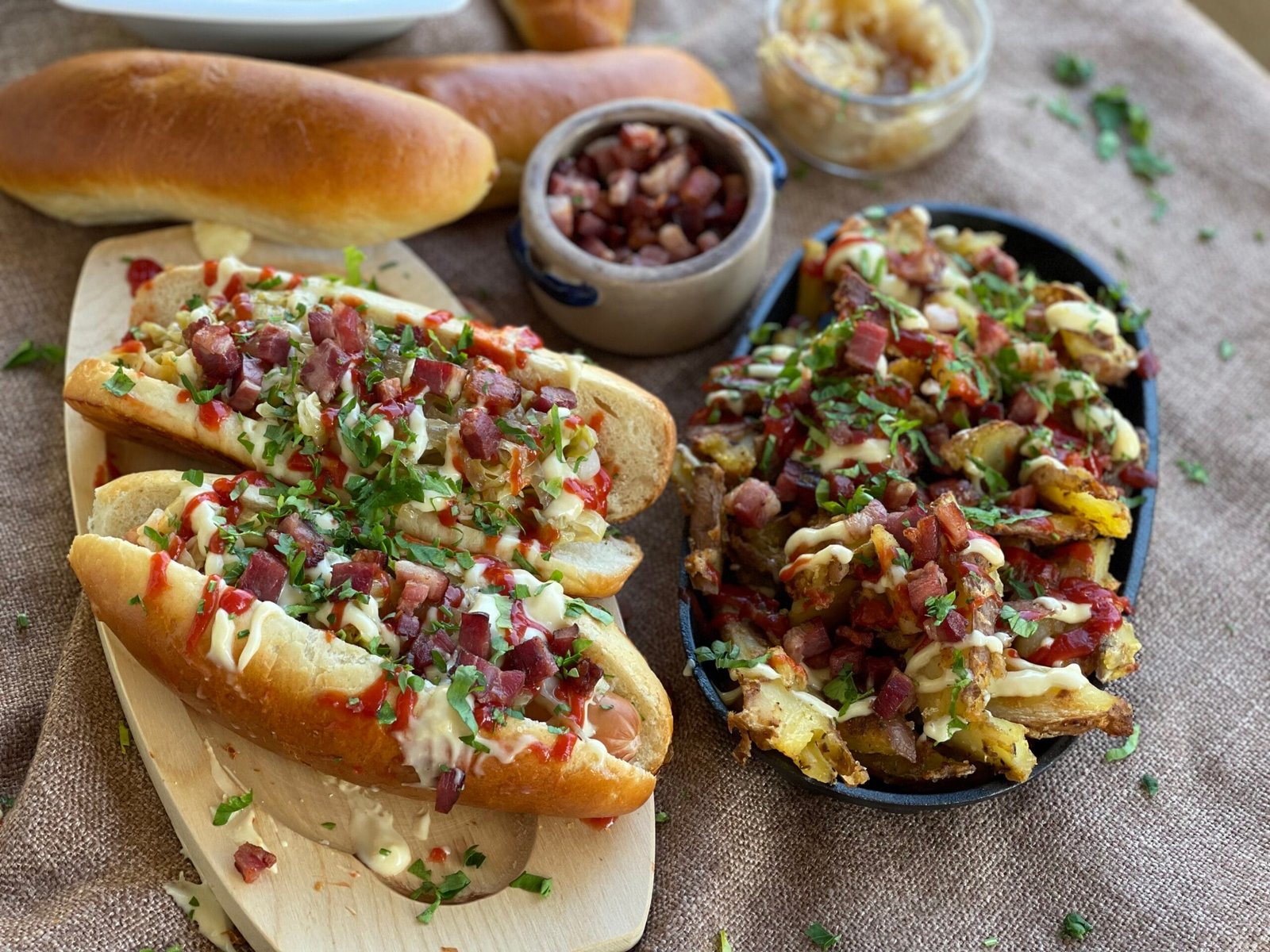 Hot Dog & loaded fries cu varză murată