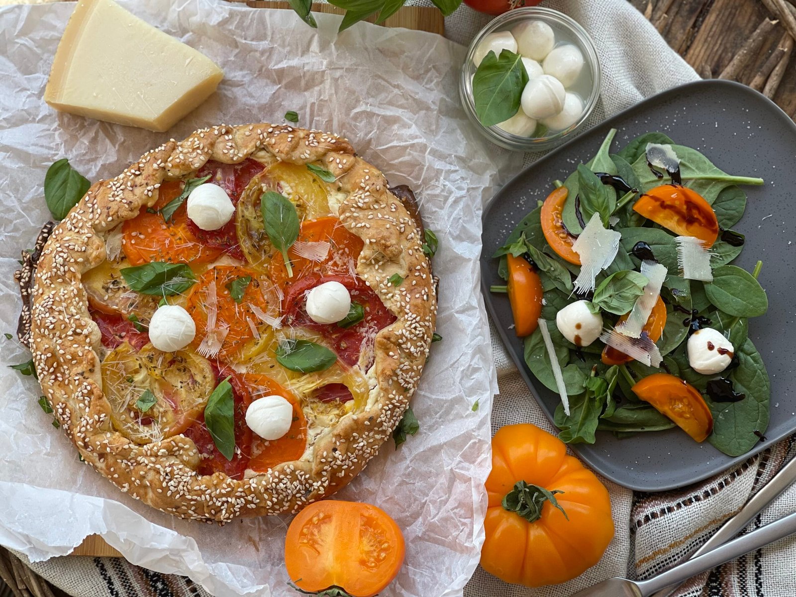 Galette rustică cu roșii și cremă de brânză