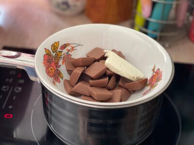 pregatirea glazurii de ciocolata