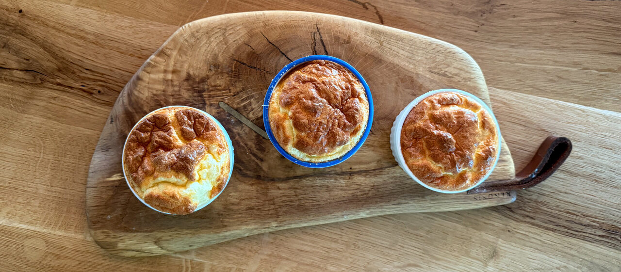 Souffle pufos cu parmezan și brânză proaspătă