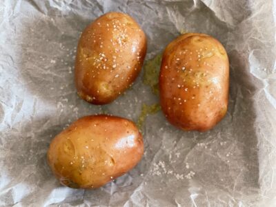 Cartofi asezonati inainte de coacere