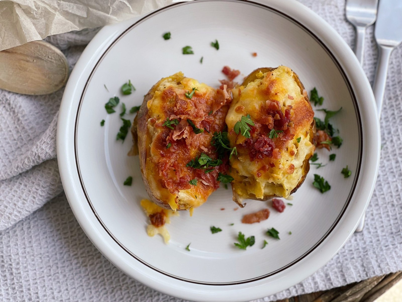 Jacket Potatoes umpluți cu pui și brânză