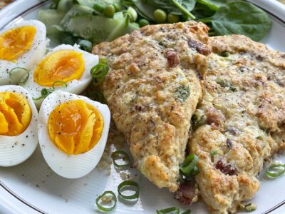 Scones cu sunca si ceddar close up