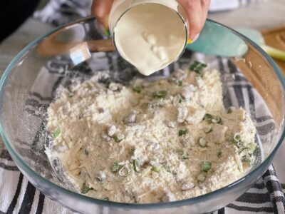 adaugare smantana in aluat