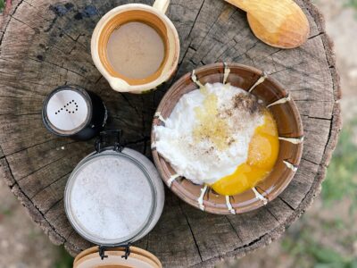 amestec ou, iaurt si usturoi pentru ciorba 1