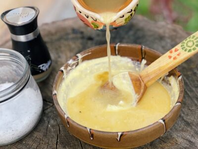 amestec ou, iaurt si usturoi pentru ciorba 2