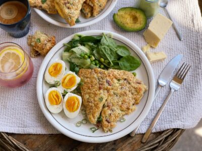 servire 1 scones cu sunca si ceddar