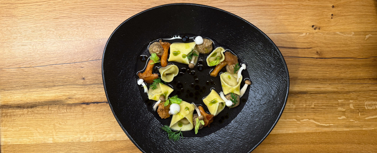 Consommé limpede de ciuperci cu tortellini