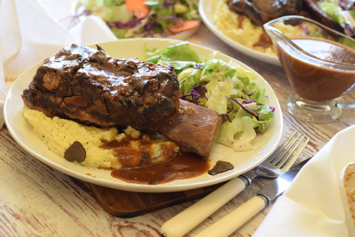 Cover coaste de vită și brisket slow cooked cu piure trufat