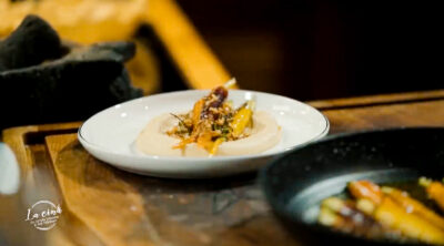 servire hummus cu morcovi copți