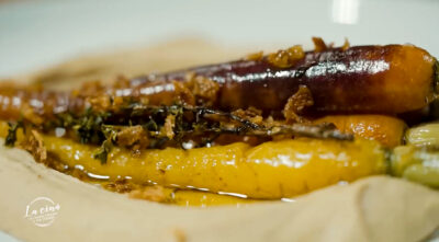 servire hummus cu morcovi copți