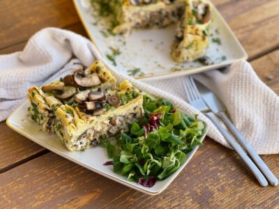 Terină cu ciuperci și clătite sărate cu spanac servire 1